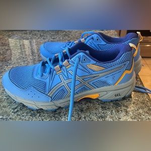 ASICS kids size 5, nearly new.